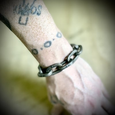 Biggie-sized hard-chain wristband - Thumbnail 3