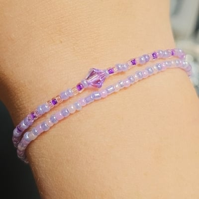 Pastel purple beaded/bicone stretchy bracelet set with lobster clasp 