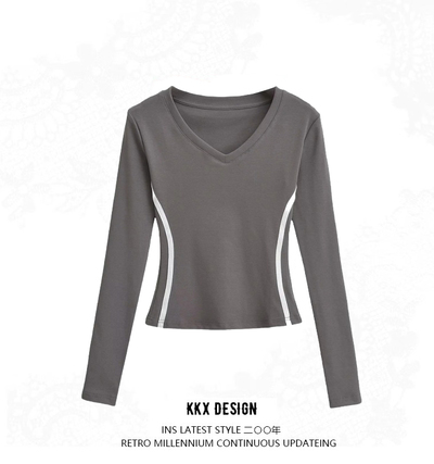Wear a side striped bottoming shirt top