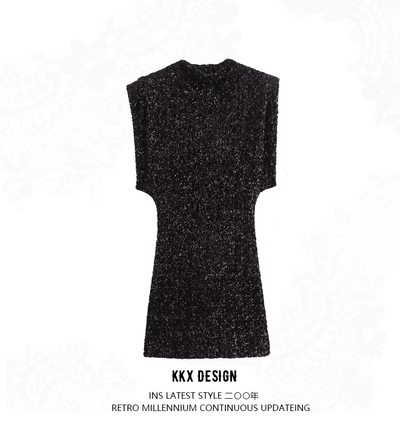 Elegant and mature dress with padded shoulders and sequins
