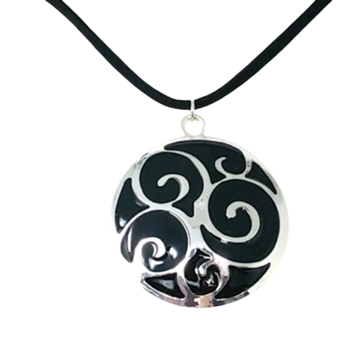 Swirl circle pendant necklace