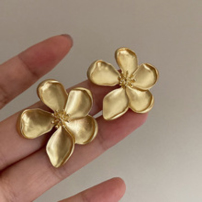 New exaggerated metal flower stud earrings for women - Thumbnail 3