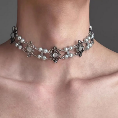Elegant retro-inspired choker necklace
