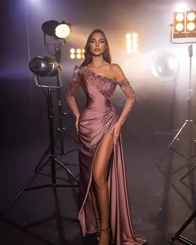 Elegant Dark Pink Evening Dresses Off Shoulder Beads Long Sleeves Party Prom Dress Pleats Split Formal Long Red Carpet Dress 