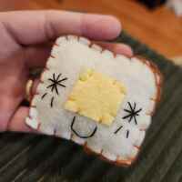 Felt toast with butter keychain - Thumbnail 4