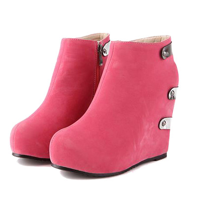 Rounded toe wedge boots